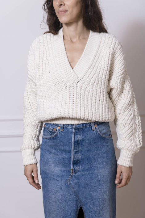 Pull Shaa en laine d'IRO Paris en ecru. Chic sweater with v-neck from wool. IRO A/H 2022 Pré-collection chez l'Itinéraire.