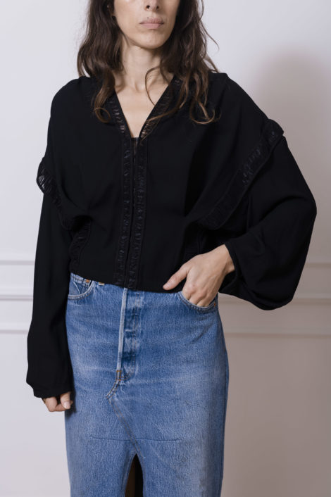 Top Elea d'IRO Paris en noire. Blouse avec des dentelles en coton in black. Chic blouse with v-neck. IRO A/H 2022 Pré-collection PF22