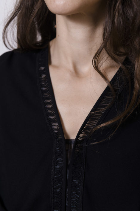 Top Elea d'IRO Paris en noire. Blouse avec des dentelles en coton in black. Chic blouse with v-neck. IRO A/H 2022 Pré-collection chez l'Itinéraire