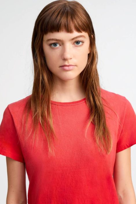 mannequin portant un tee shirt rouge pour femme