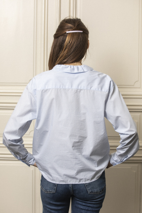 model photo portant une chemise rayée bleu et blanche