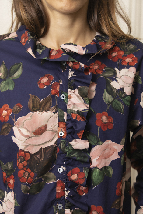 model femme portant une chemise pour femme en coton imprimée fleur