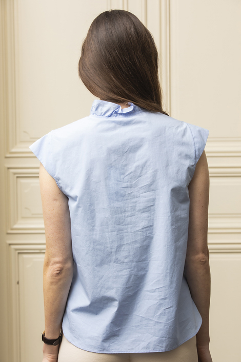 mannequin portant une blouse bleue claire pour femme