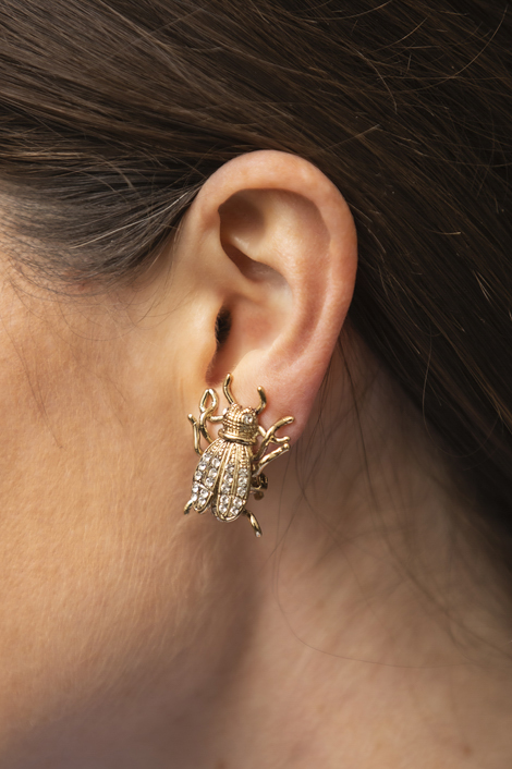 mannequin portant des boucles d'oreille femmes en forme de scarabée