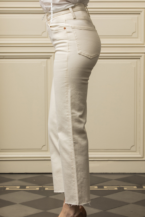 mannequin portant un denim blanc pour femme