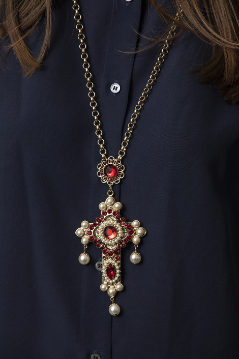 Mannequin portant un collier en forme de croix